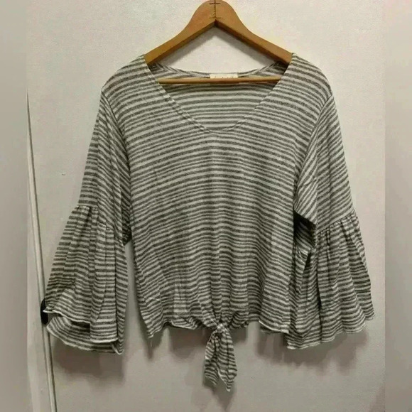 Lavender Field women’s pullover blouse soft grey bell sleeves loose fit size M - Picture 1 of 9